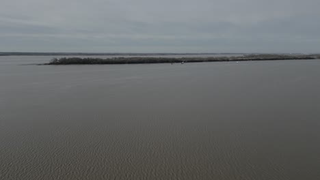 Serenas-Aguas-Del-Estuario-De-Gironda,-Blaye,-Burdeos,-Francia