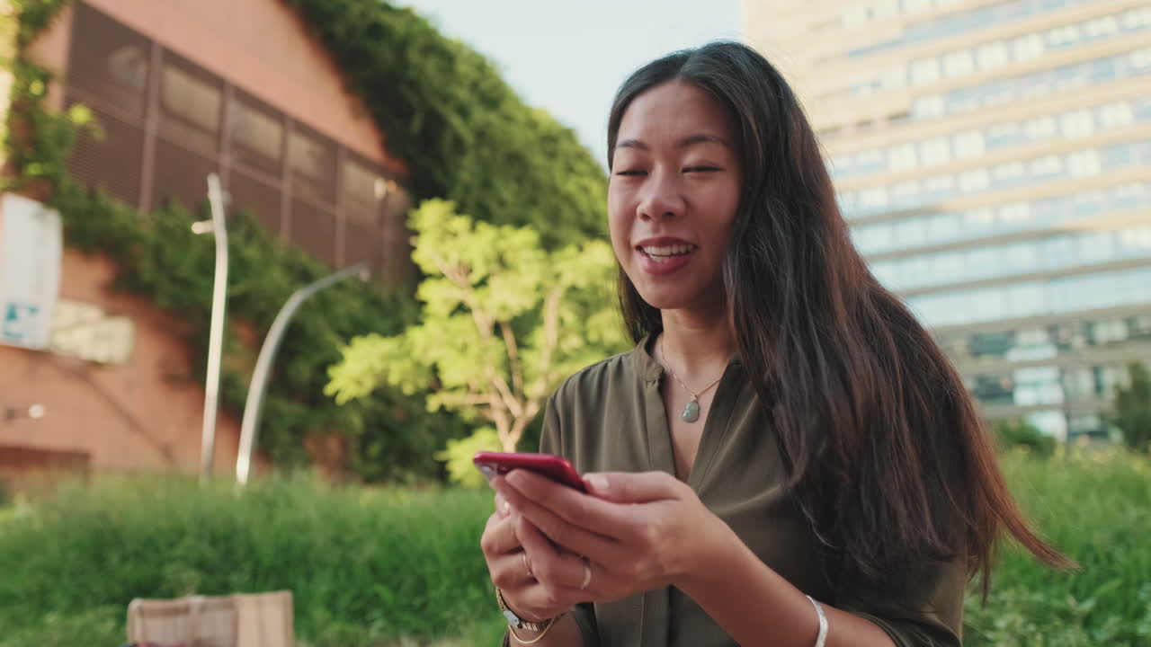 밖에서 드폰을 사용하는 여성