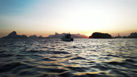 Malerischer-Blick-Auf-Eine-Yacht,-Die-Bei-Sonnenuntergang-Vor-Der-Küste-Brasiliens-Auf-Dem-Meer-Unterwegs-Ist