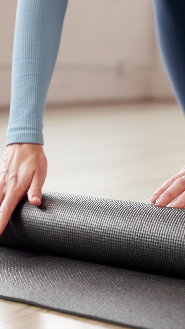 Desenrollar una esterilla de yoga