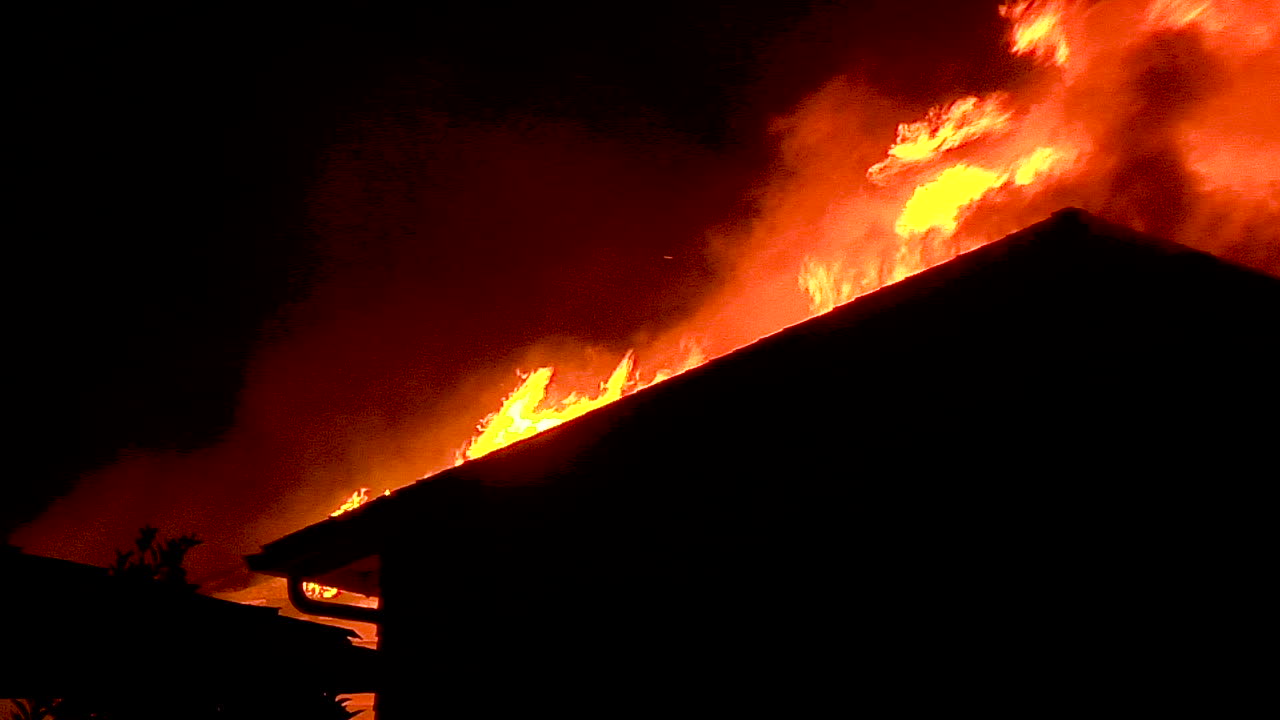 캘리포니아 골레타에서 휴일 화재 동안 밤에 집이 불타다
