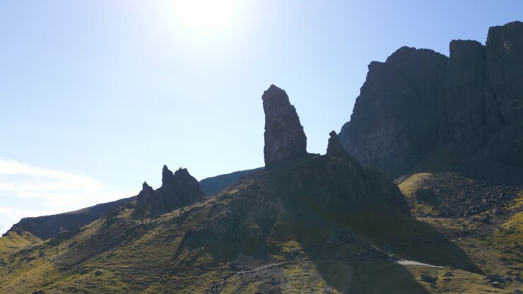 Silhouette dell'Old Man of Storr in una giornata di sole, Scozia
