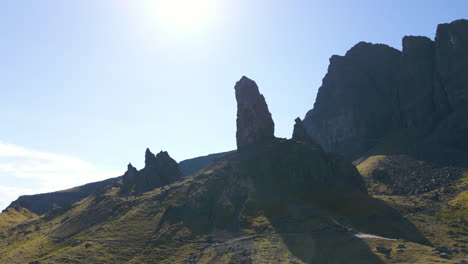 silueta del anciano de storr en un día soleado, escocia