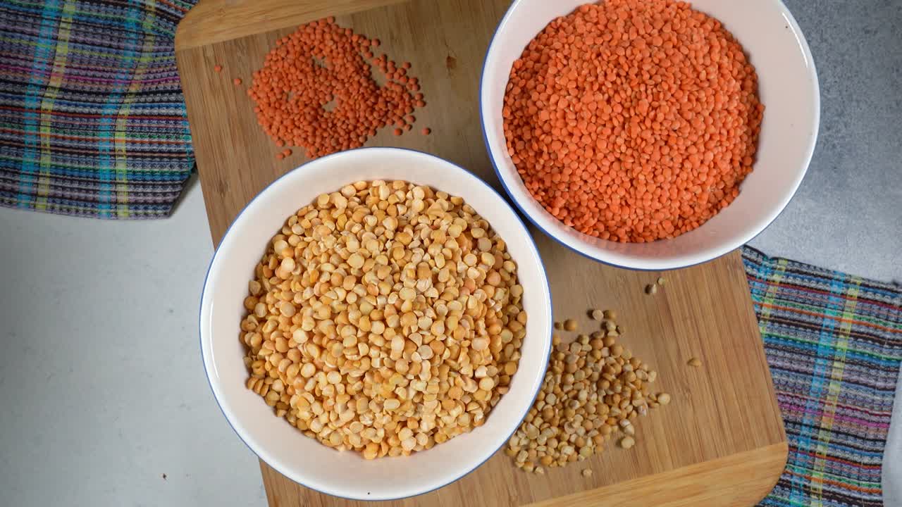 lentejas rojas y guisantes amarillos. legumbres altas en proteínas, frijoles y lentejas para vegetarianos. rotación circular en la mesa.