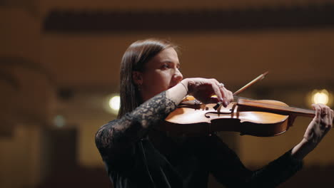 Mujer-Joven-Está-Tocando-El-Violín-En-La-Escena-Del-Music-Hall-Retrato-De-Violinista-En-La-Sala-Filarmónica