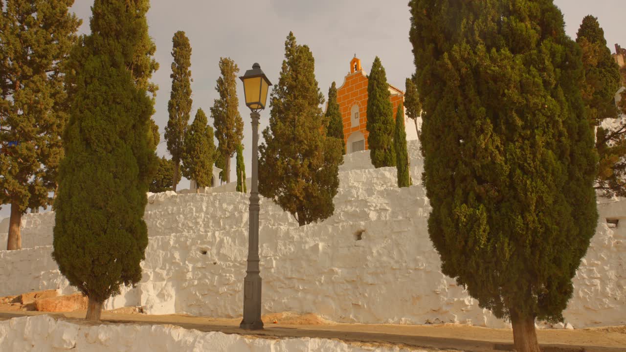 кипарисы в эль-кальварио-де-сагунто в сагунте, валенсия, испания