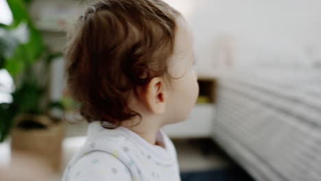 POV-Eines-Babys,-Das-Ein-Selfie-Mit-Seiner-Mutter-Im-Haus-Der-Familie-Macht