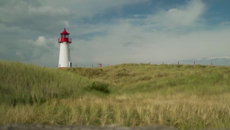 Deutschlands-Nördlichster-Leuchtturm-Auf-Sylt-In-Liste-Mit-Schönen-Wolken-Und-Sonnenschein