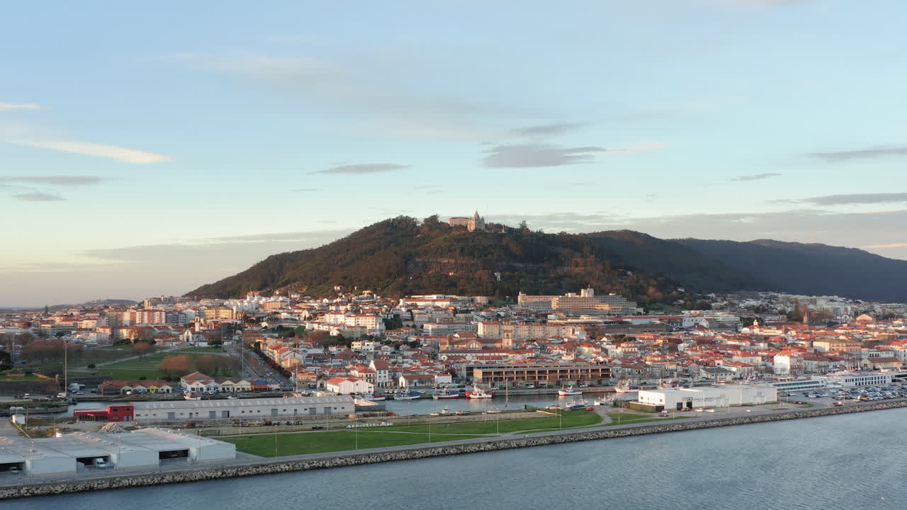 viana do castelo ciudad pintoresca dominada por el monte de santa luzia - sobrevuelo de extracción aérea
