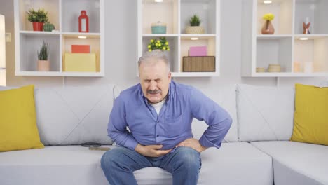 un anciano con dolor de estómago.