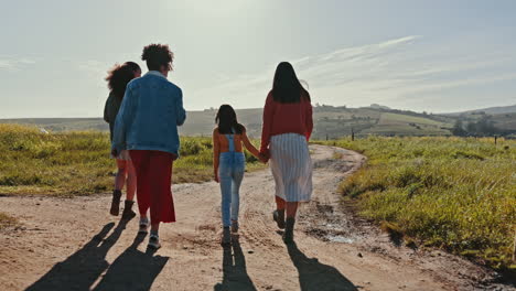 Wandern,-Rücken-Und-Familie-Auf-Einem-Bauernhof-Auf-Einem-Feldweg