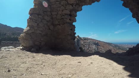 ruina del castillo en paleo pili, un lugar histórico en la isla de kos en grecia.