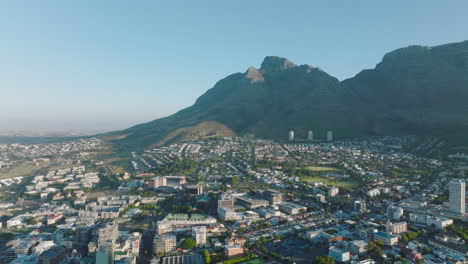 Imágenes-Panorámicas-Aéreas-Del-Barrio-Urbano-En-Un-Día-Soleado.-Cresta-De-La-Montaña-Rocosa-En-El-Fondo.-Ciudad-Del-Cabo,-Sudáfrica