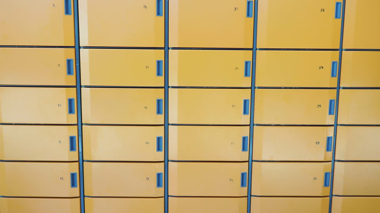 casilleros públicos de color naranja