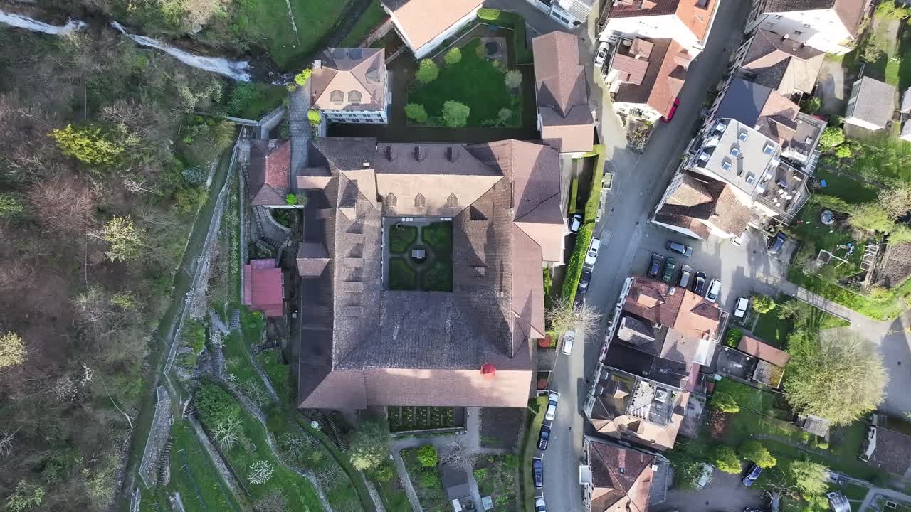 스위스 웨센의 월렌세를 둘러싼 주거 지역의 지붕을 새의 눈으로 찍은 사진은 자연의 화려함 속에서 공동체 생활의 본질을 보여줍니다.