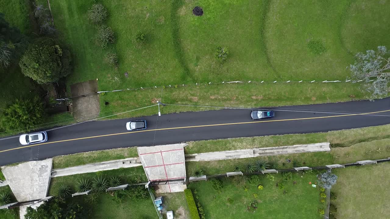 coche eléctrico en las montañas de costa rica, vehículo eléctrico, energía renovable