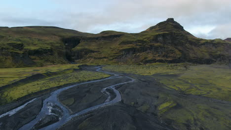 Luftdrohnen-Kinofilm-Rückbewegung-Der-Berge-Und-Flüsse-Des-Solheimajökull-Gletschers-In-Island,-Die-Am-Späten-Nachmittag-Zum-Meer-Fließen