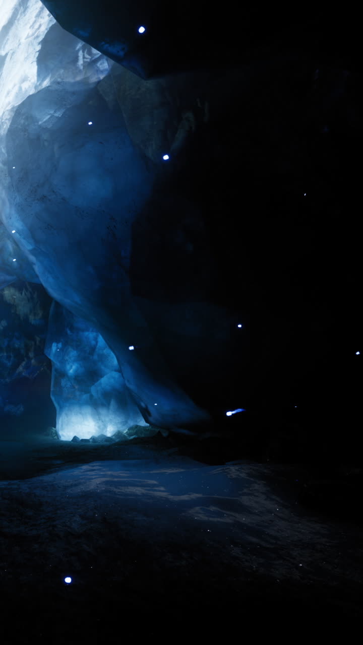 Misteriosa cueva azul llena de luces titilantes y sombras en la oscuridad