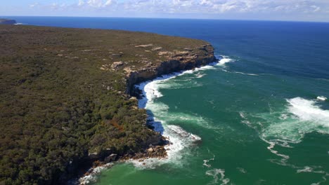 vista panorámica de los acantilados costeros con paisaje marino azul en el parque nacional real, sydney, nueva gales del sur, australia