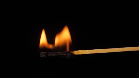 un fósforo encendido con una llama grande