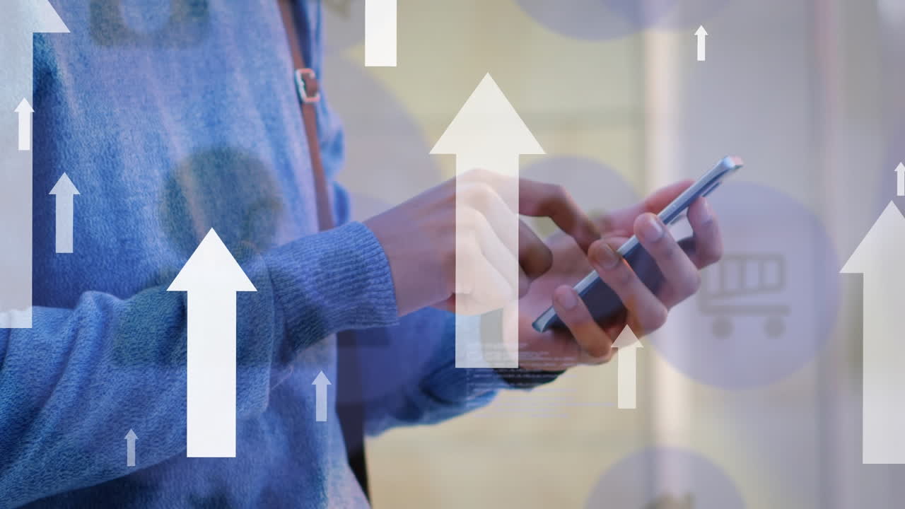animación de flechas e iconos moviéndose sobre las manos de un hombre caucásico usando un teléfono inteligente.