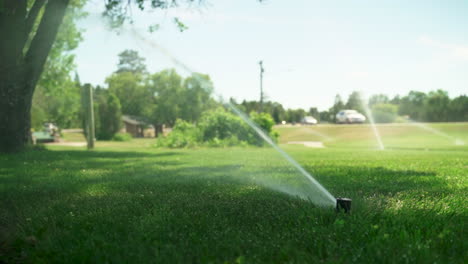 Aspersor-De-Día-Soleado-Regando-Hierba-En-Un-Parque-Público-Al-Aire-Libre