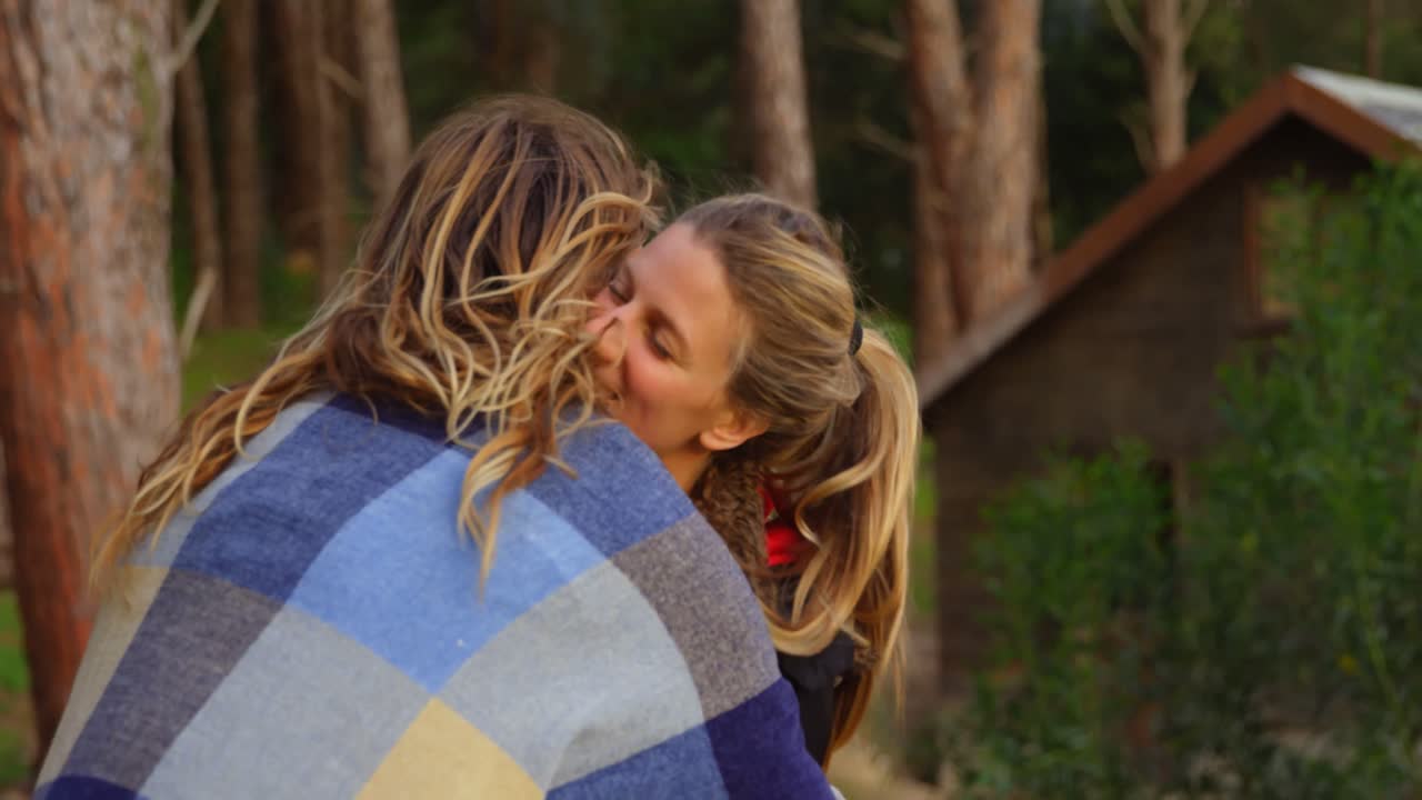 pareja romántica abrazándose en el bosque 4k