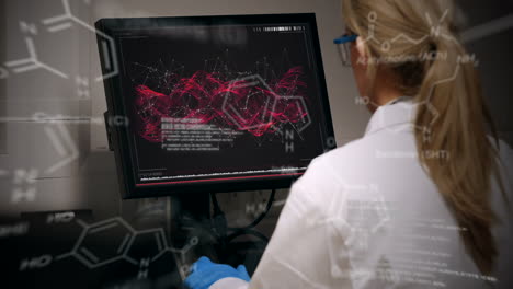 animación del procesamiento de datos científicos sobre la espalda de una trabajadora de laboratorio caucásica utilizando una computadora