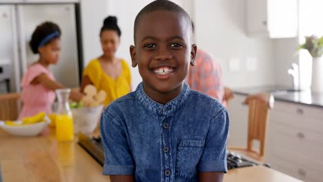 Vista-Frontal-De-Un-Niño-Negro-Feliz-Mirando-La-Cámara-En-Una-Casa-Cómoda-4k