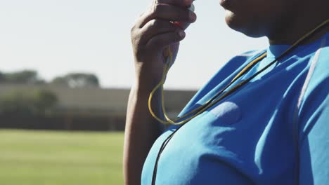 Entrenador-De-Rugby-Femenino-Que-Sopla-El-Silbato