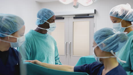 Equipo-Quirúrgico-Trabajando-Con-El-Paciente-En-El-Quirófano-Del-Hospital.