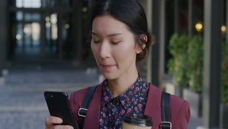 Retrato-De-Una-Joven-Mujer-De-Negocios-Asiática-Usando-Un-Teléfono-Inteligente-Navegando-Mensajes-En-Línea-Enviando-Mensajes-De-Texto-En-Un-Teléfono-Móvil-Sosteniendo-Café-En-El-Estilo-De-Vida-De-Ocio-En-Cámara-Lenta-Al-Aire-Libre