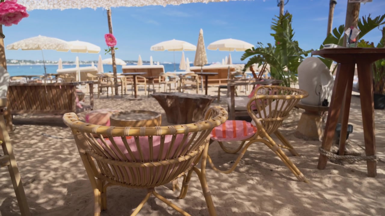 Diverse scene di aree lounge e salotto da spiaggia vuote, con piante tropicali e cuscini decorativi.