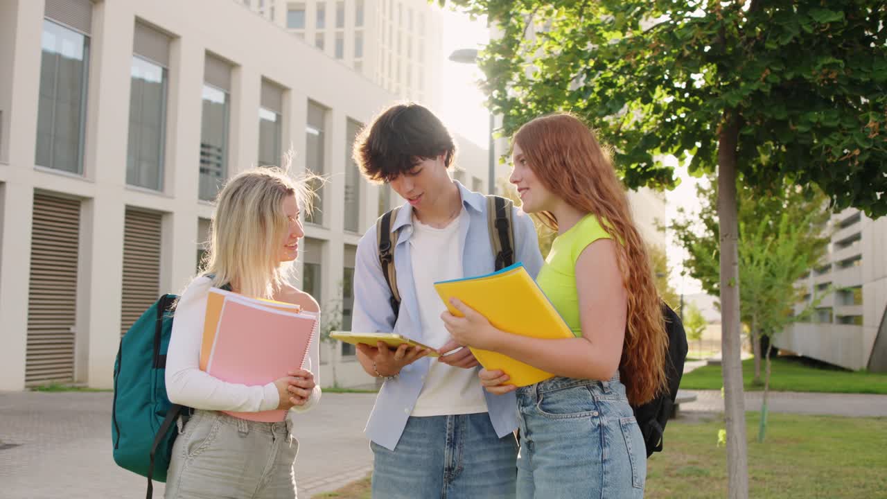 Studenti in un campus universitario