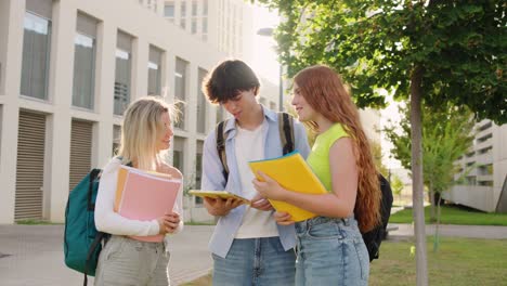 estudiantes en un campus universitario