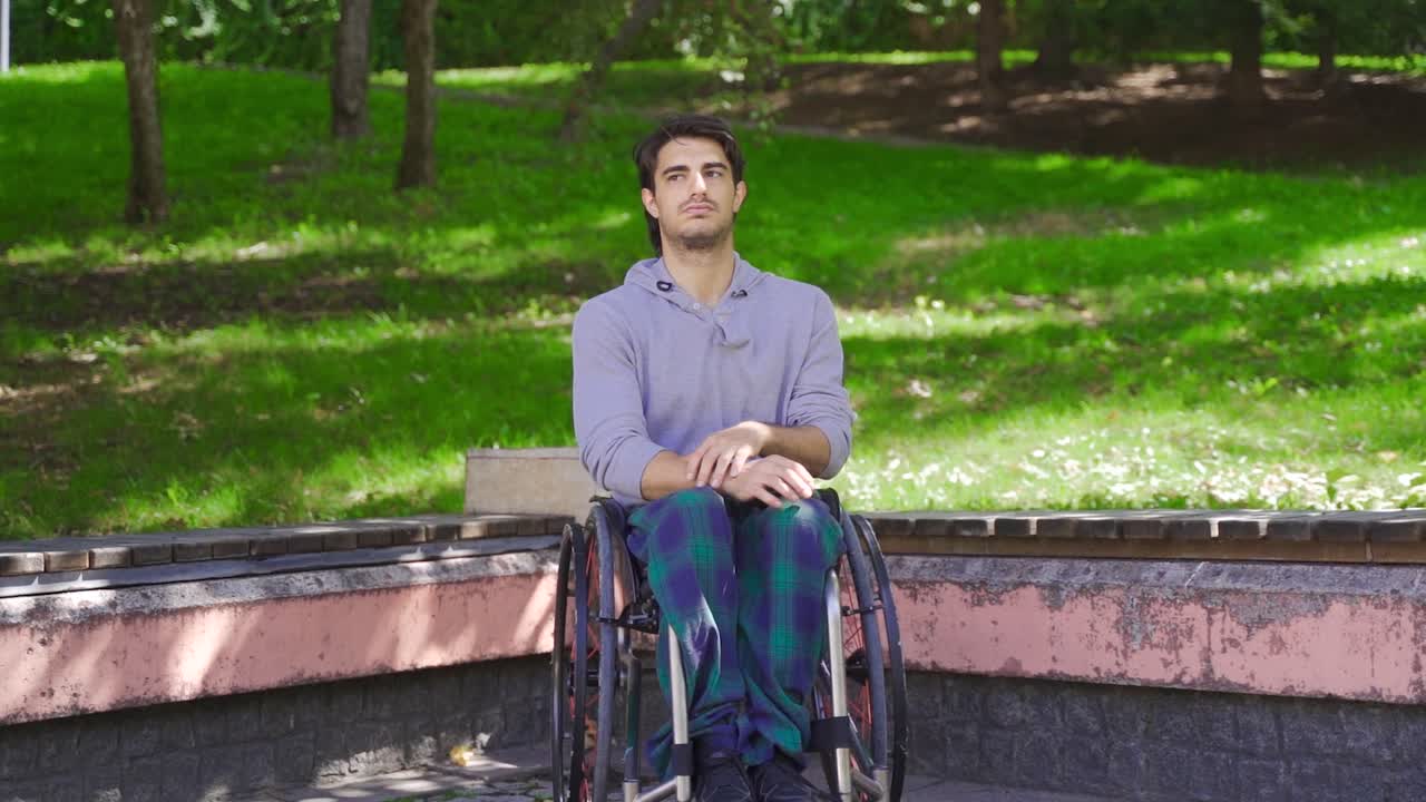 el joven discapacitado es infeliz en cámara lenta.