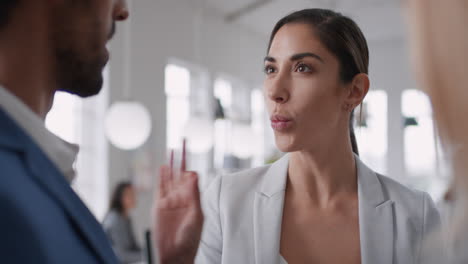 hermosa mujer de negocios charlando con clientes sonriendo disfrutando del desarrollo de asociaciones corporativas discutiendo proyectos en el espacio de trabajo de la oficina moderna