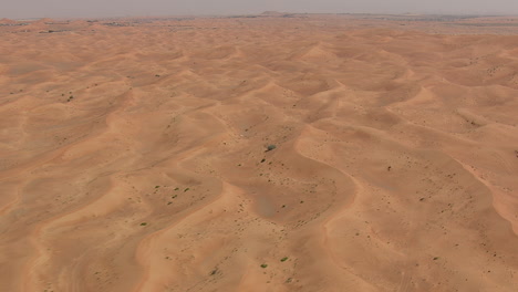 dunas del desierto sobrevuelan el movimiento hacia adelante con el horizonte y una ligera inclinación hacia abajo