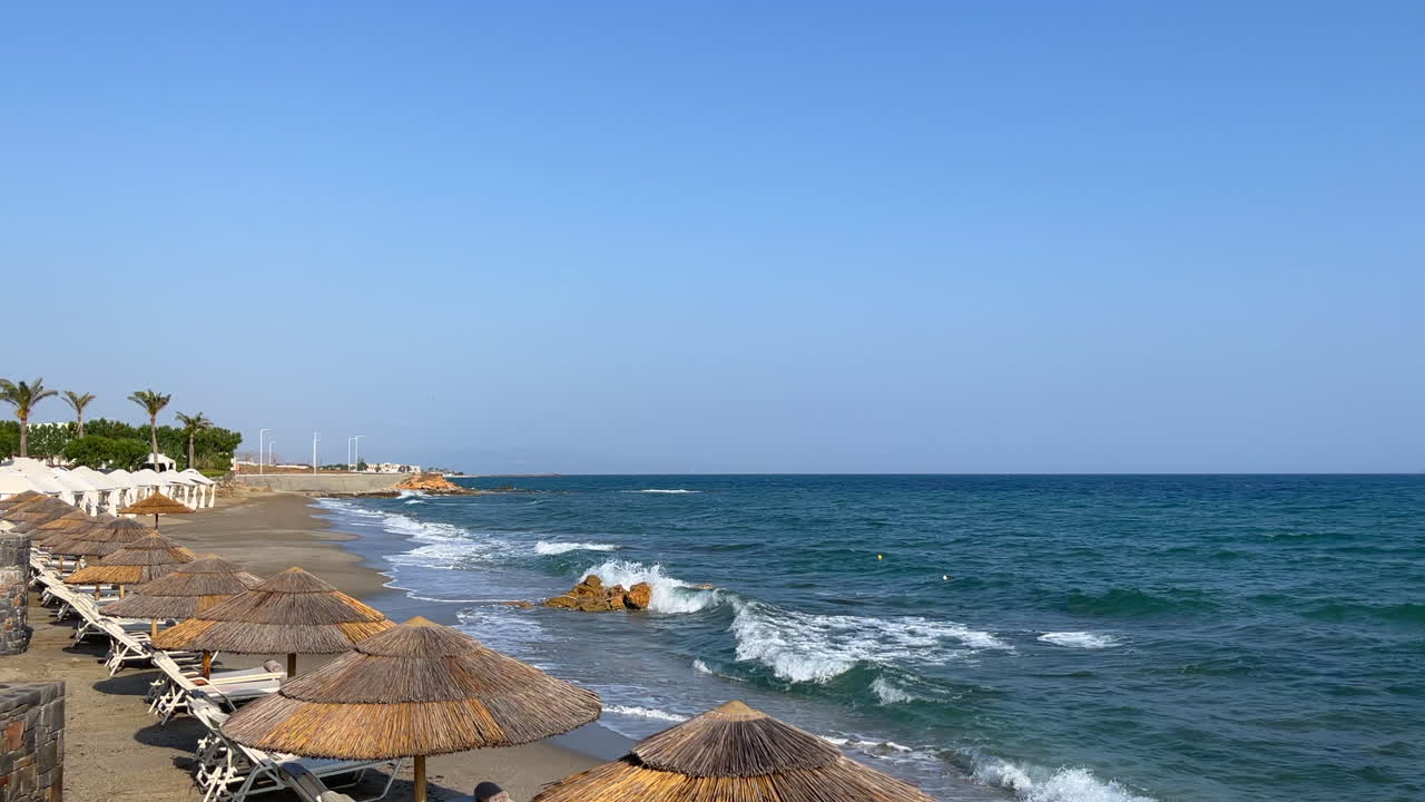 бирюзовое море разливается на берегу пляжа крита