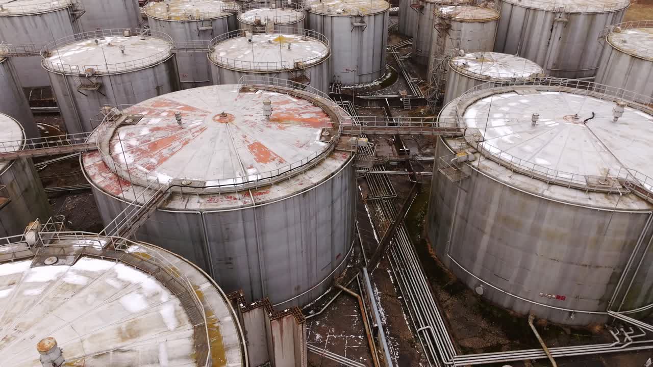 산업용 저장 크의 상상 - 추운 조건에서의 금속 구조