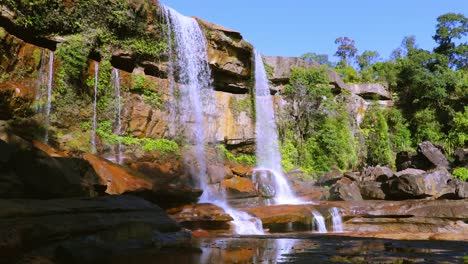 cascada natural prístina que cae desde la cima de la montaña en los bosques en el día desde diferentes ángulos video tomado en phe phe fall meghalaya india