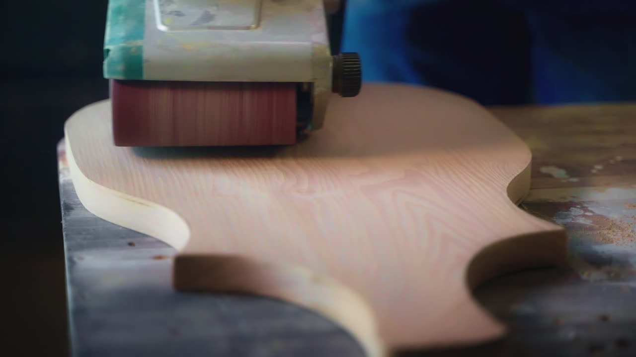 sander de correa trabajando en tabla de madera