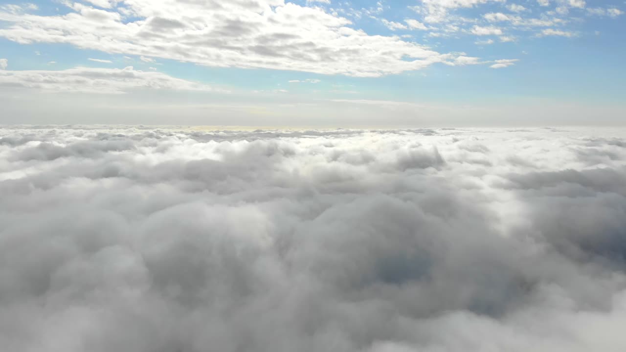 구름 속에서 날아다니는 구름들, 구름들은 카메라를 통해 움직이고, 구름을 통해 날아다닌 구름들.