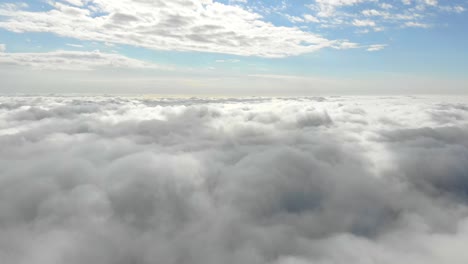 volando en las nubes volando en los nubes las nubes se mueven en la cámara volando a través de la nube