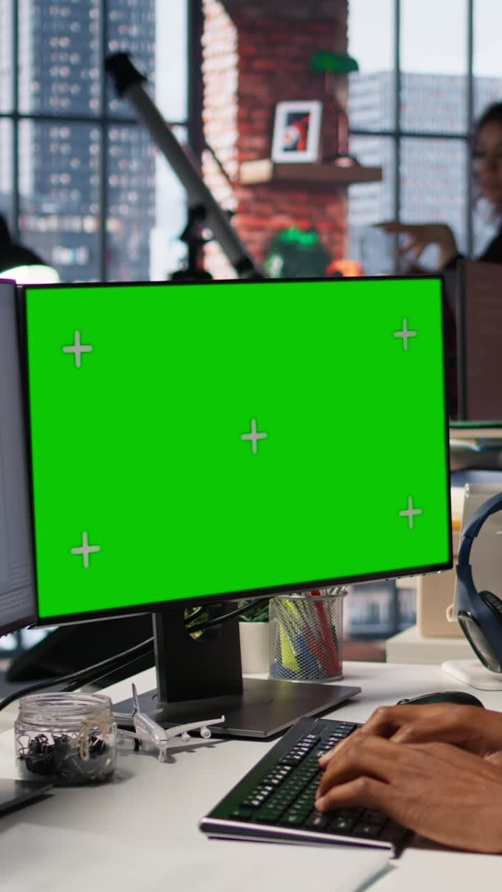 Lodret video: Programmør koder på AI startup-kontor med PC med isoleret skærm.