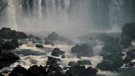 Riesiger-Wasserfall-Der-Iguazú-Wasserfälle-In-Der-Provinz-Misiones,-Grenze-Zwischen-Argentinien-Und-Brasilien