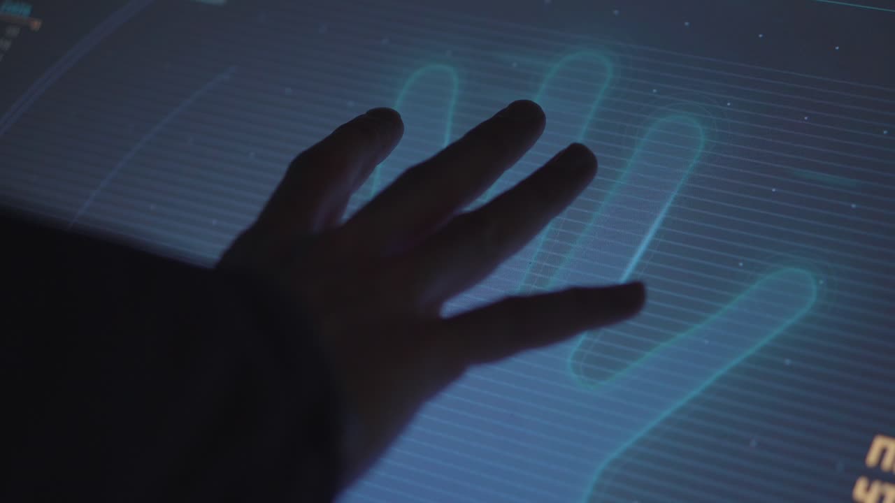 mano en la pantalla táctil