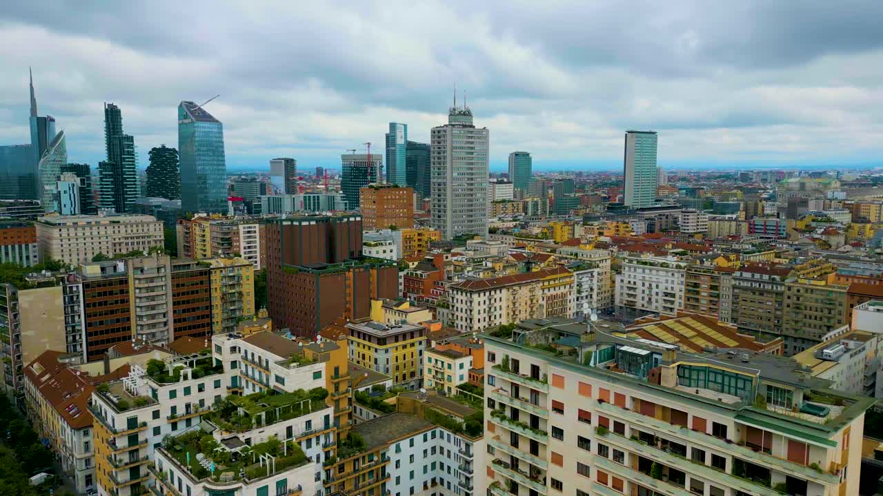 이탈리아 밀라노 시내의 고층 아파트 건물의 옥상 정원의 4k 항공 드론 비디오