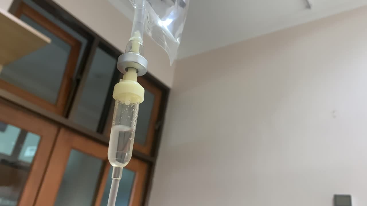 medicamentos intravenosos de goteo en bolsa para uso hospitalario con fondo en la habitación del paciente