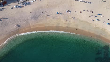 Luftaufnahme-Aus-Der-Vogelperspektive-über-Den-Fantastischen-Strand-Von-Santa-Maria-In-Cabo-San-Lucas-Mit-Ruhigen-Wellen-Des-Türkisfarbenen-Meeres,-Sauberer-Sandstrand-Mit-Urlaubern-Und-Touristen-An-Einem-Sonnigen-Tag-Im-Urlaub-In-Mexiko